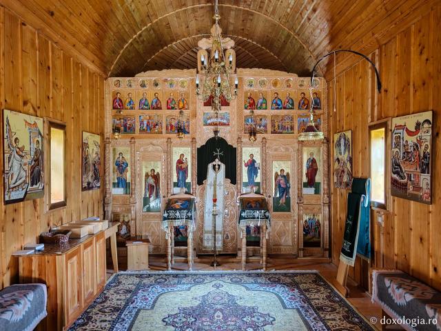Bisericuța din cimitirul Mănăstirii Sihastria Putnei