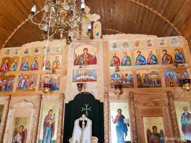 Catapeteasmă - Bisericuța din cimitirul Mănăstirii Sihastria Putnei