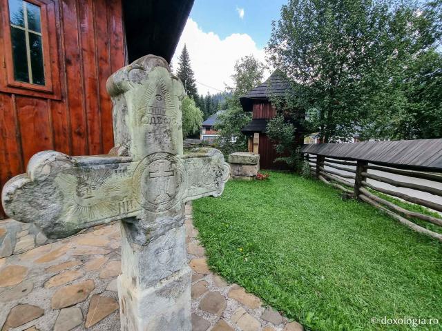 Cruce - Bisericuța din cimitirul Mănăstirii Sihastria Putnei