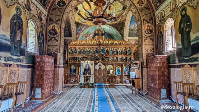 Interiorul bisericii Mănăstirii Peștera Gârcina