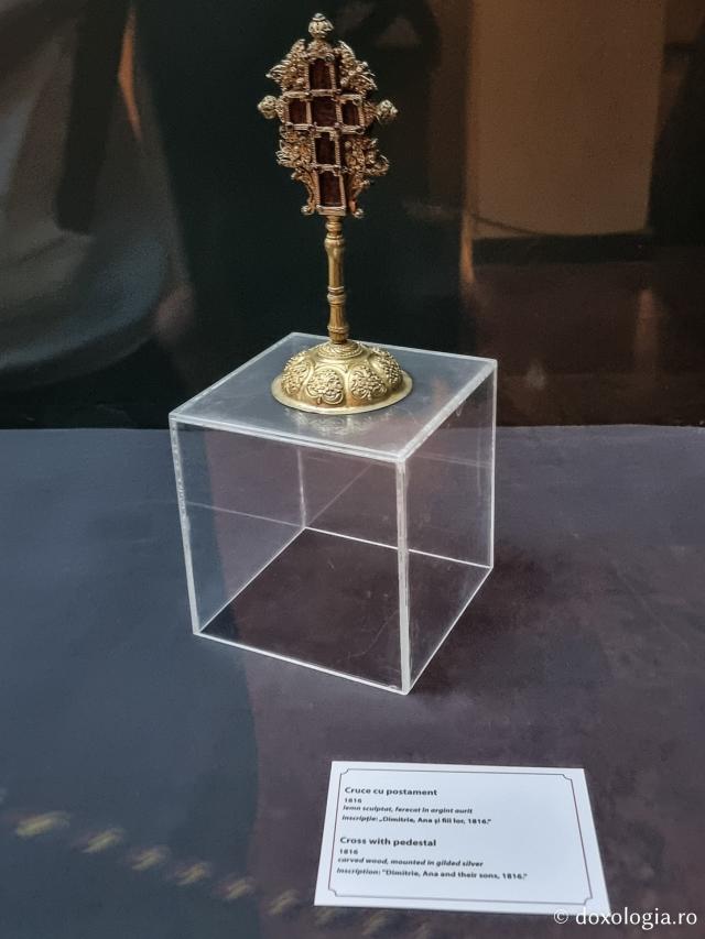 Cruce cu postament - Muzeul Mănăstirii Putna