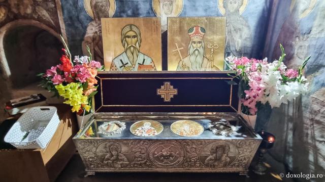 Moaștele Sfântului Leontie de la Rădăuți și ale Sfântului Teodosie de la Brazi – Mănăstirea Bogdana 