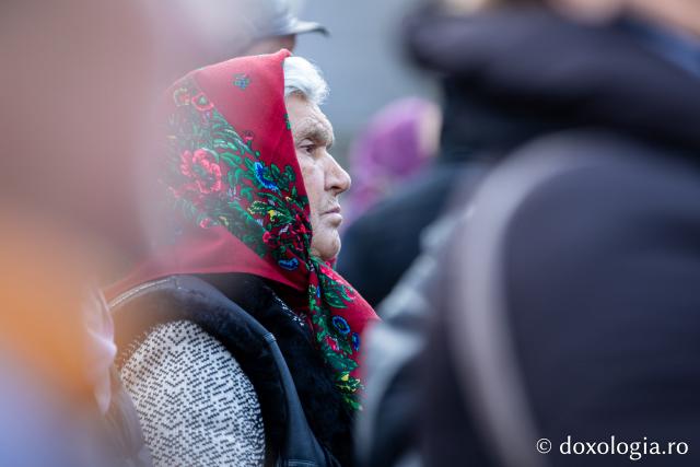 Rugăciune care curăță, lumină care unește – pelerini, alături de Sfânta Parascheva și de Sfântul Grigorie Palama / Foto: Oana Nechifor (Foto) Rugăciune care curăță, lumină care unește – pelerini, alături de Sfânta Parascheva și de Sfântul Grigorie Palama