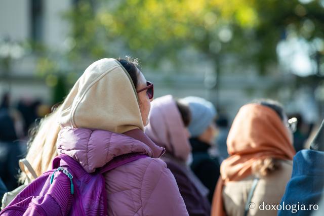 Rugăciune care curăță, lumină care unește – pelerini, alături de Sfânta Parascheva și de Sfântul Grigorie Palama / Foto: Oana Nechifor (Foto) Rugăciune care curăță, lumină care unește – pelerini, alături de Sfânta Parascheva și de Sfântul Grigorie Palama