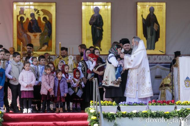 Trei familii de preoți cu mulți copii au primit distincții de vrednicie din partea IPS Teofan / Foto: pr. Silviu Cluci (Foto) Trei familii de preoți cu mulți copii au primit distincții de vrednicie din partea IPS Teofan