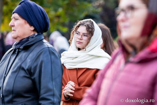 Rugăciune care curăță, lumină care unește – pelerini, alături de Sfânta Parascheva și de Sfântul Grigorie Palama / Foto: Oana Nechifor Rugăciune care curăță, lumină care unește – pelerini, alături de Sfânta Parascheva și de Sfântul Grigorie Palama