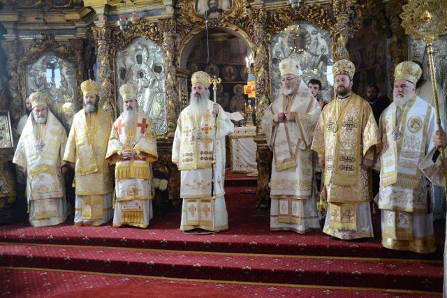 Înaltpreasfințitul Părinte „Eftimie cel Bun”, înmormântat în prezența a 10 ierarhi și a sute de preoți (GALERIE FOTO)