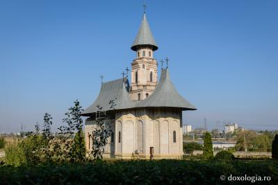 (Foto) Mănăstirea din poiana „Vlădicei”