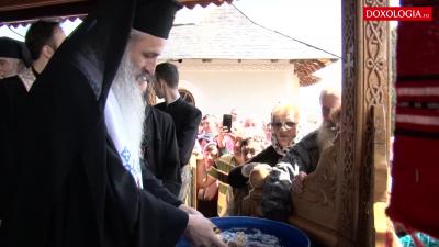 (Video) Izvorul Tămăduirii la Mănăstirile Horaița și Horăicioara