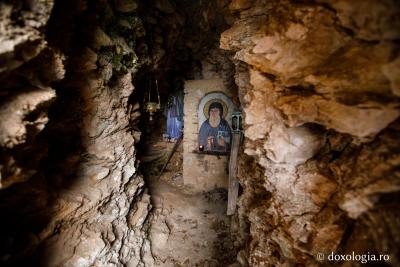 (Foto) Închinare la peştera Sfântului Acachie de la Schitul Kavsokalivia – Athos