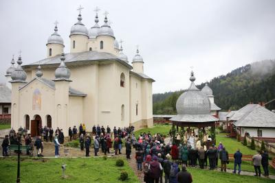 (Video) Slujbă arhierească, de Izvorul Tămăduirii, la Mănăstirea Horaița