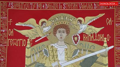 (Video) Un an de muncă și o uriașă realizare – Sfântul Gheorghe, brodat pe Steagul Sfântului Ștefan cel Mare