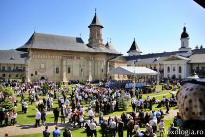 (Video) Doi ierarhi la hramul istoric al Mănăstirii Neamț