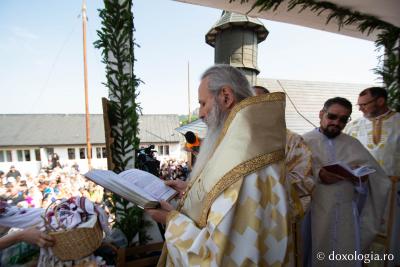 IPS Teofan, citind rugăciunea de binecuvântare a strugurilor
