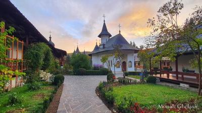 Mănăstirea Sihăstria îmbrăcată în culorile toamnei